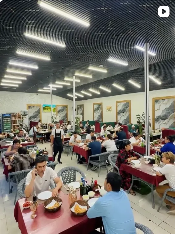 Art Milliy restoranining katta va to'la mehmonlar zali